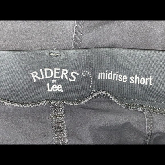 Lee Gray Mid Rise Utility 5” Shorts Sz 8 - Picture 4 of 6